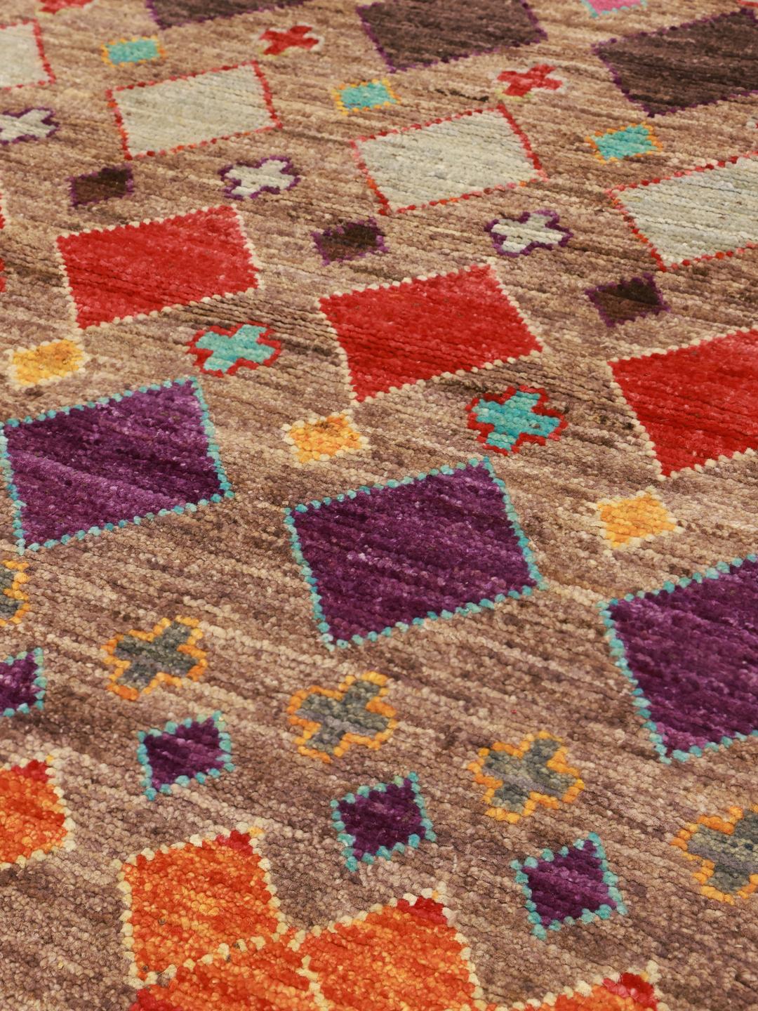 Handgeknoopt Berber-tapijt uit Afghanistan met geometrische veelkleurige patronen op een bruine achtergrond