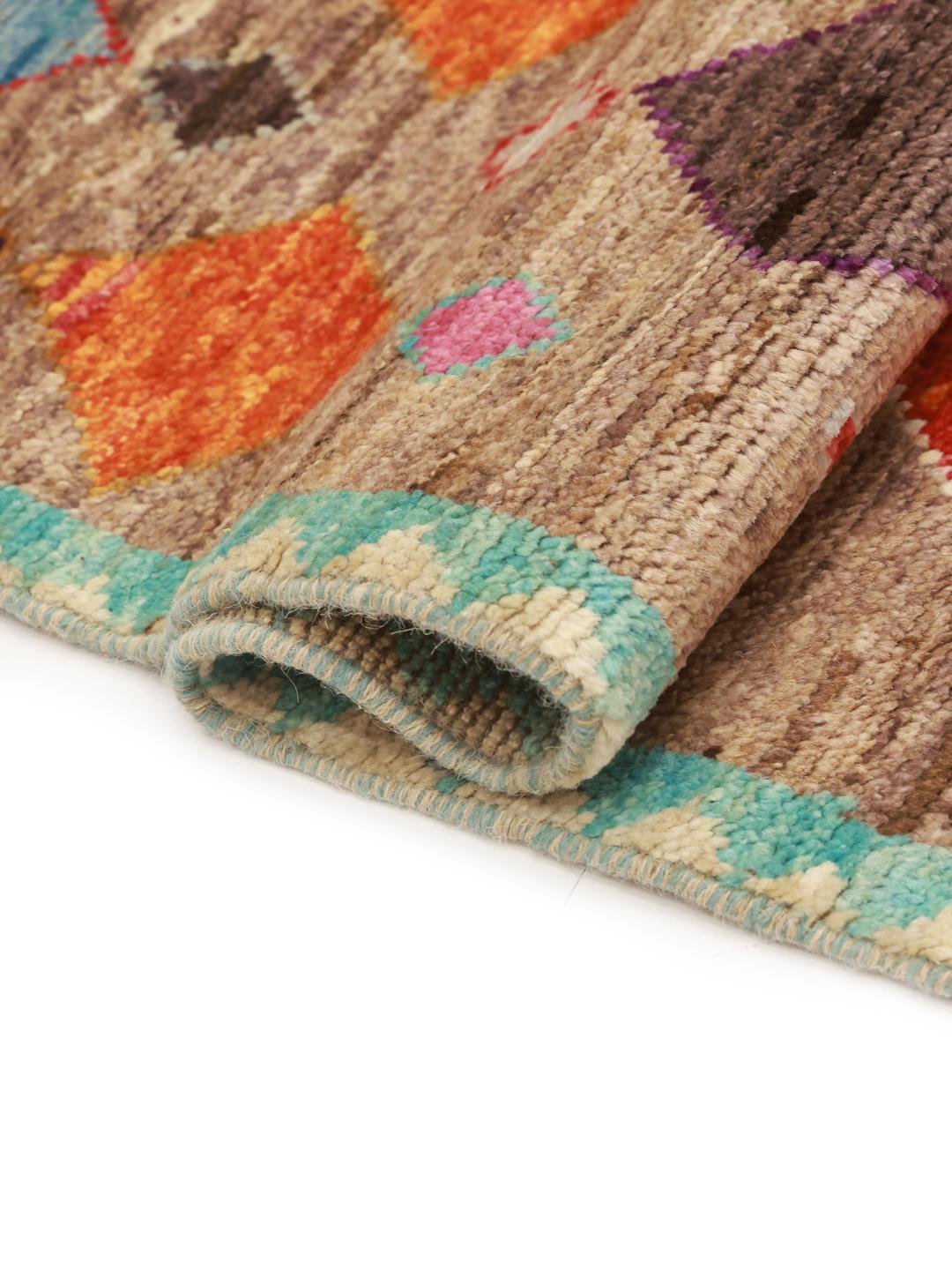Handgeknoopt Berber-tapijt uit Afghanistan met geometrische veelkleurige patronen op een bruine achtergrond