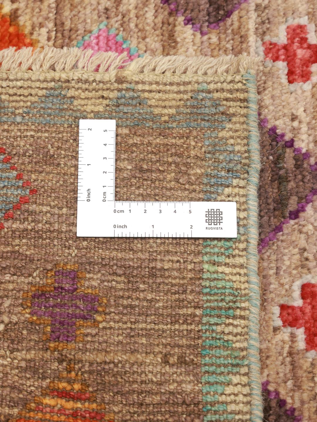 Handgeknoopt Berber-tapijt uit Afghanistan met geometrische veelkleurige patronen op een bruine achtergrond