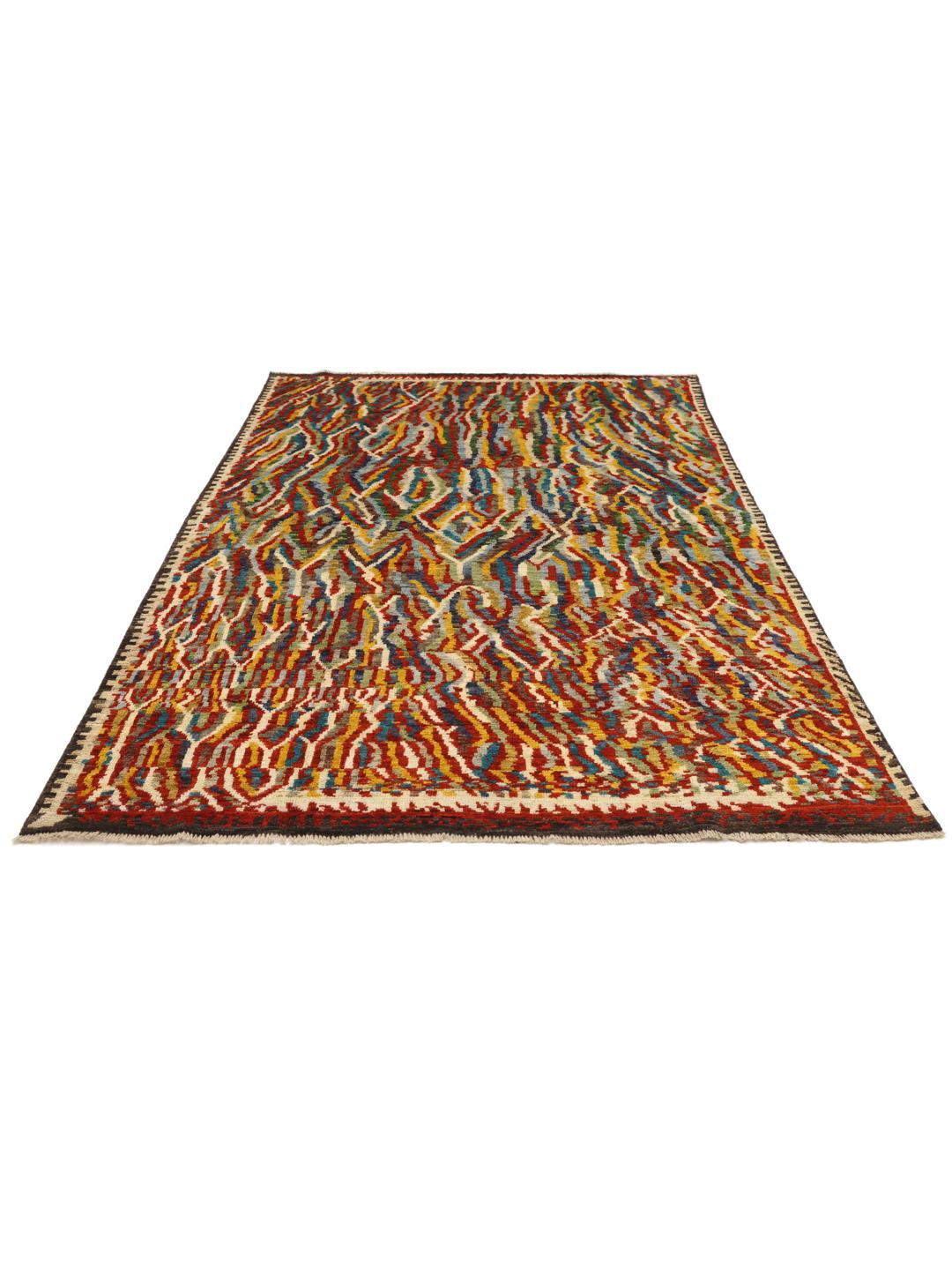 Een meerkleurig, handgeknoopt tapijt in Berber-stijl uit Afghanistan met een energiek, vloeiend patroon.
