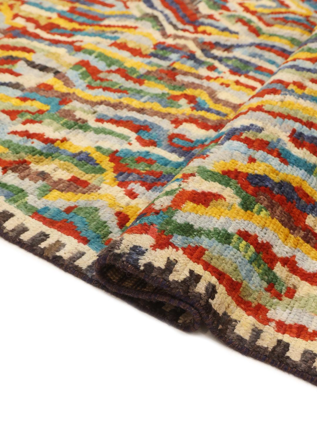 Een meerkleurig, handgeknoopt tapijt in Berber-stijl uit Afghanistan met een energiek, vloeiend patroon.