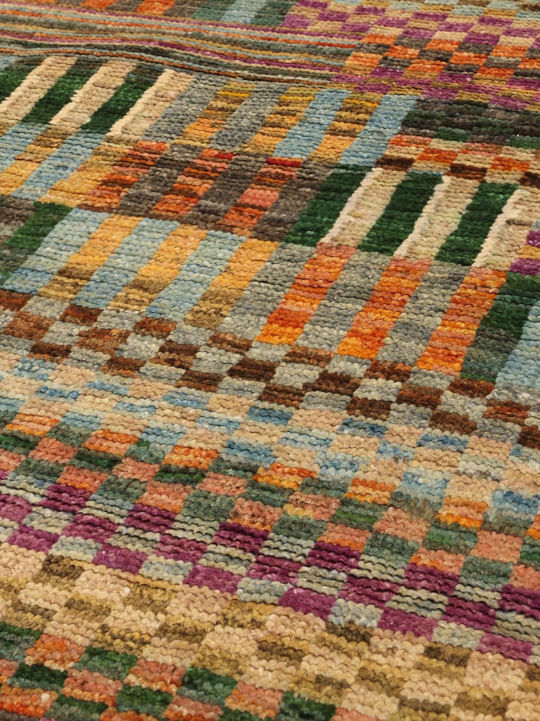 Handgeknoopt Afghaans tapijt met een kleurrijk geometrisch patchworkontwerp in veelkleurige wol.
