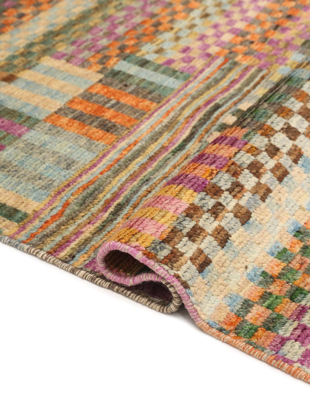 Handgeknoopt Afghaans tapijt met een kleurrijk geometrisch patchworkontwerp in veelkleurige wol.