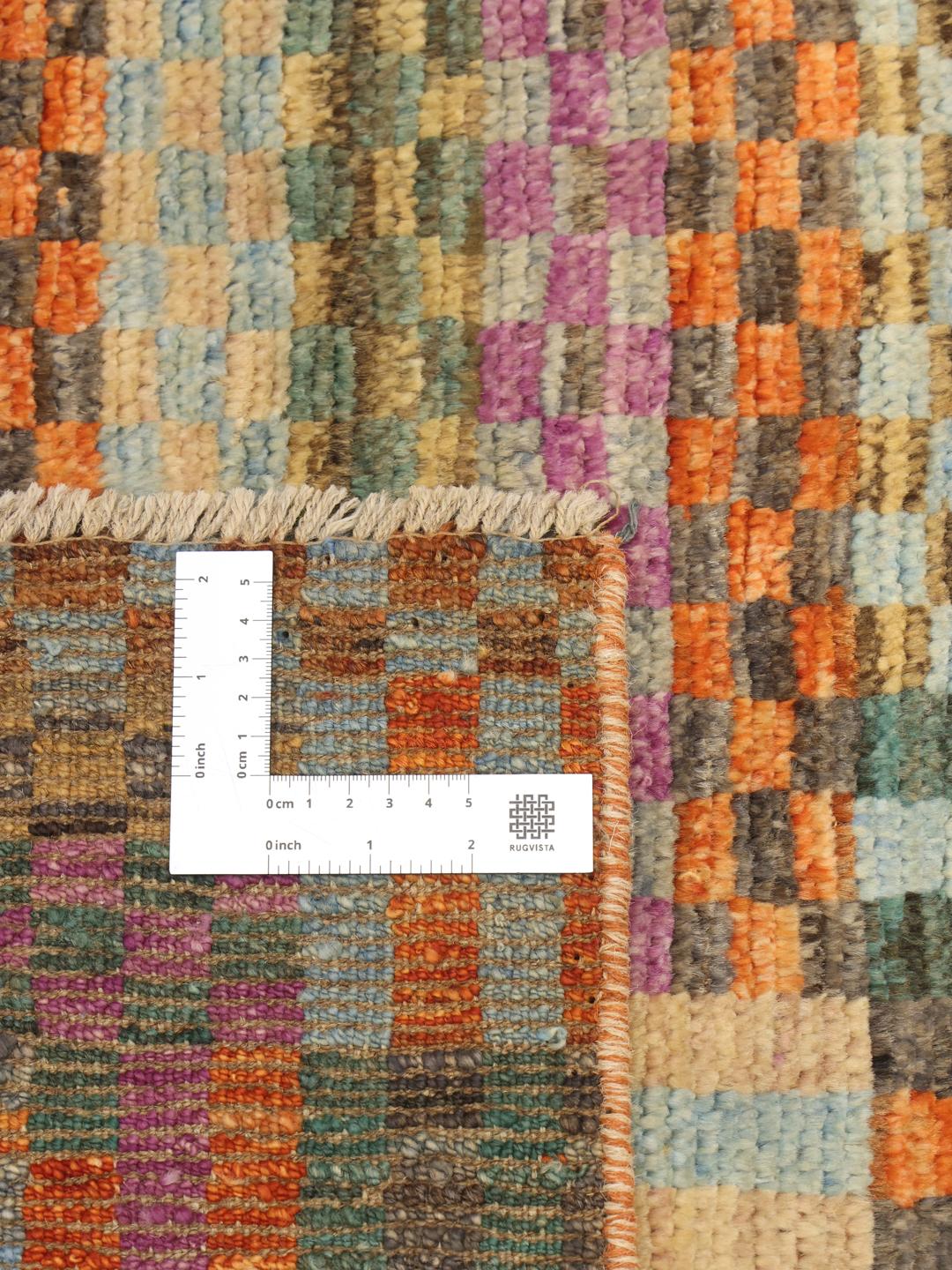 Handgeknoopt Afghaans tapijt met een kleurrijk geometrisch patchworkontwerp in veelkleurige wol.