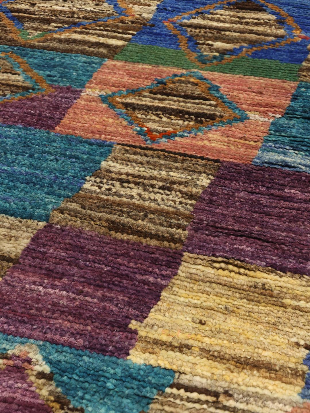 Håndknyttet løber med et farverigt geometrisk patchwork-mønster fra Afghanistan