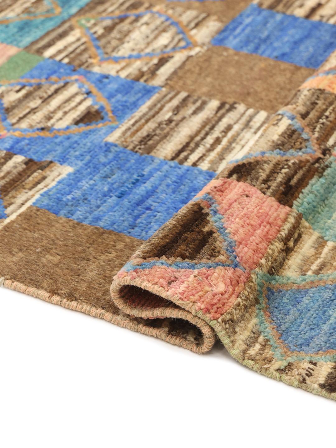 Håndknyttet løber med et farverigt geometrisk patchwork-mønster fra Afghanistan