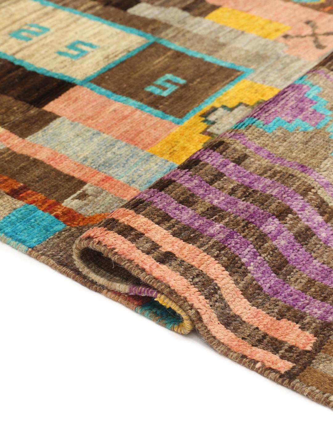 Handgeknoopte Afghaanse loper met een levendig meerkleurig abstract geometrisch ontwerp