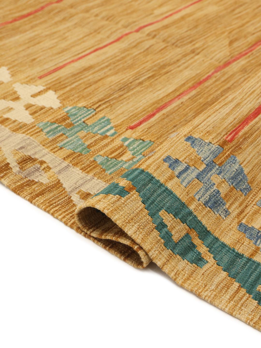 Un grand tapis Kelim Afghan tissé à la main présentant un champ jaune doré avec des rayures subtiles et des bordures géométriques décoratives.