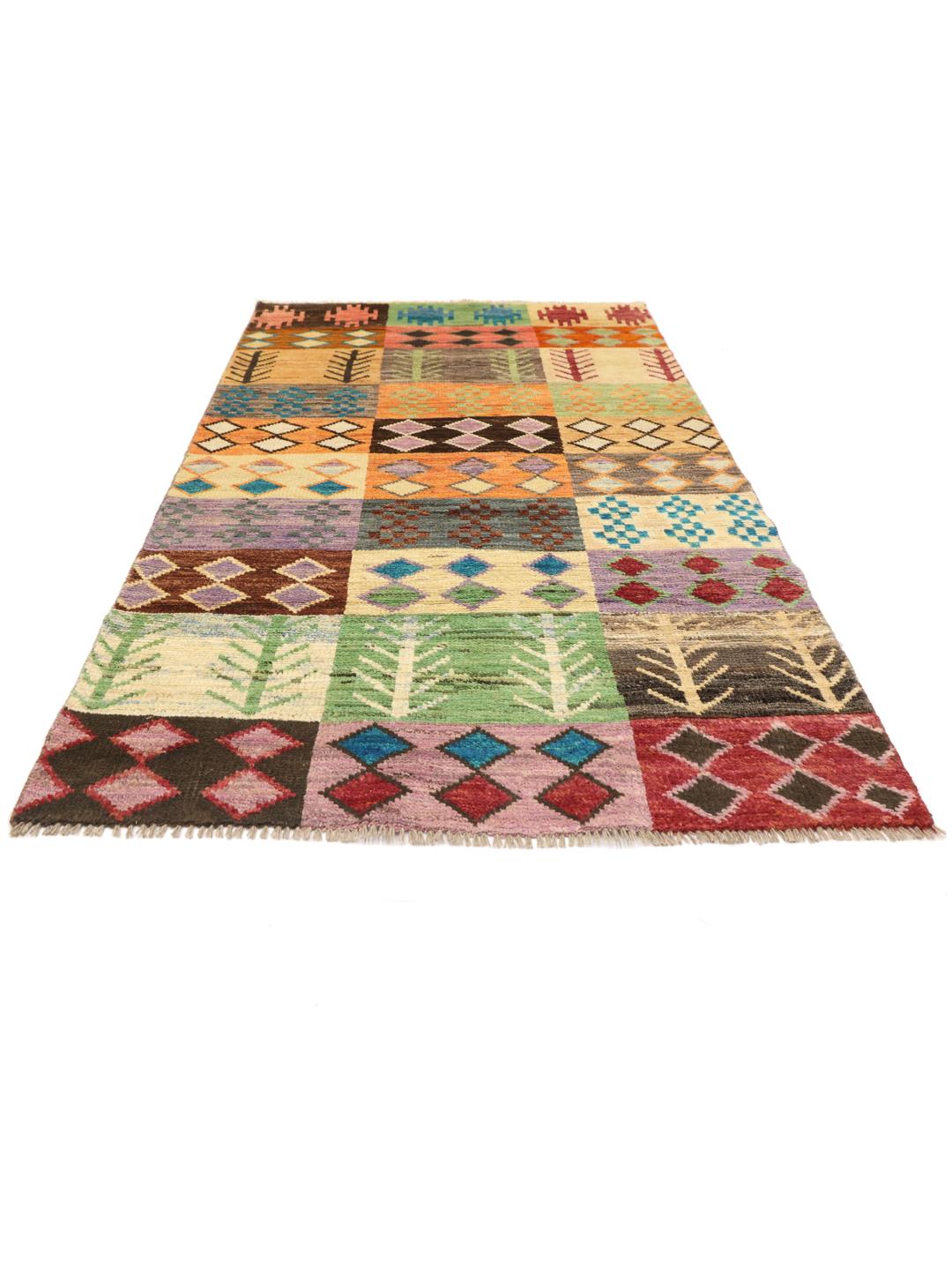 Håndknyttet afghansk tæppe med et flerfarvet patchwork af geometriske motiver og stammemotiver.