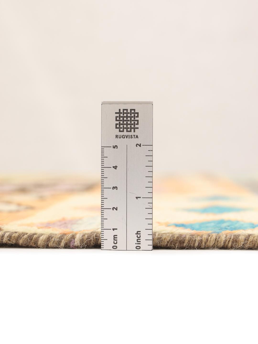 Håndknyttet afghansk tæppe med et flerfarvet patchwork af geometriske motiver og stammemotiver.