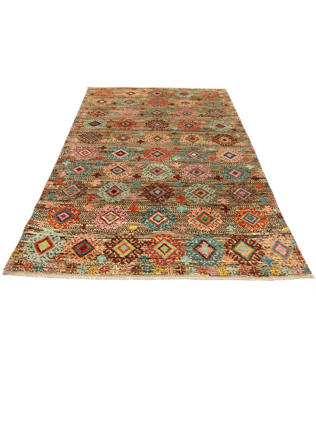 Håndknyttet afghansk Berber-tæppe med flerfarvede geometriske mønstre på en brun baggrund.