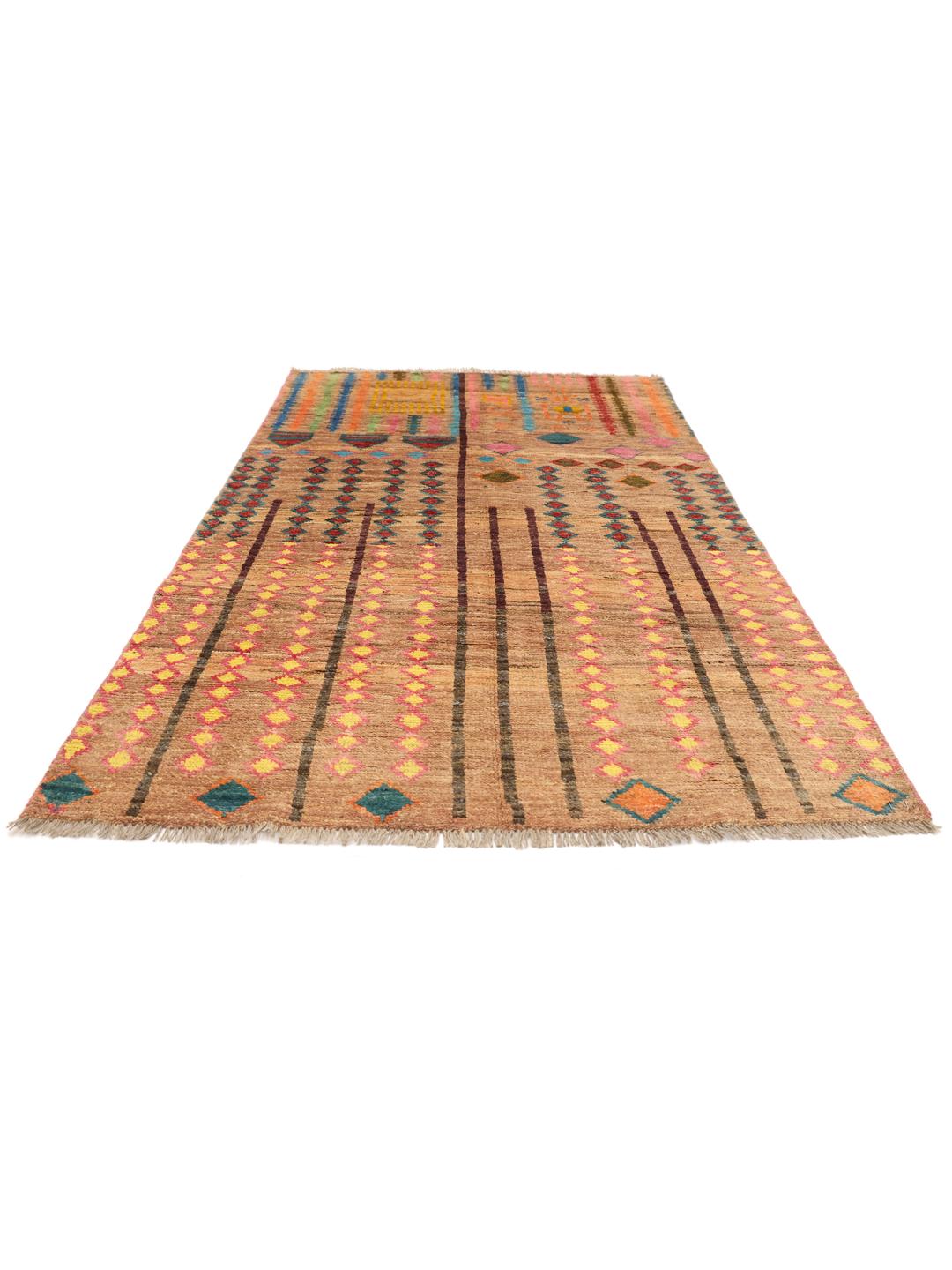 Een rechthoekig, handgeknoopt Afghaans kleed met een meerkleurig geometrisch patroon op een bruine achtergrond.