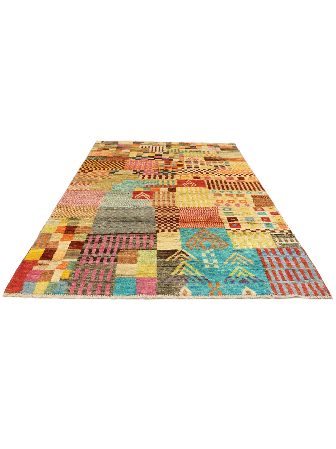 Een levendig, meerkleurig, handgeknoopt Berber-tapijt uit Afghanistan met geometrische blokken.