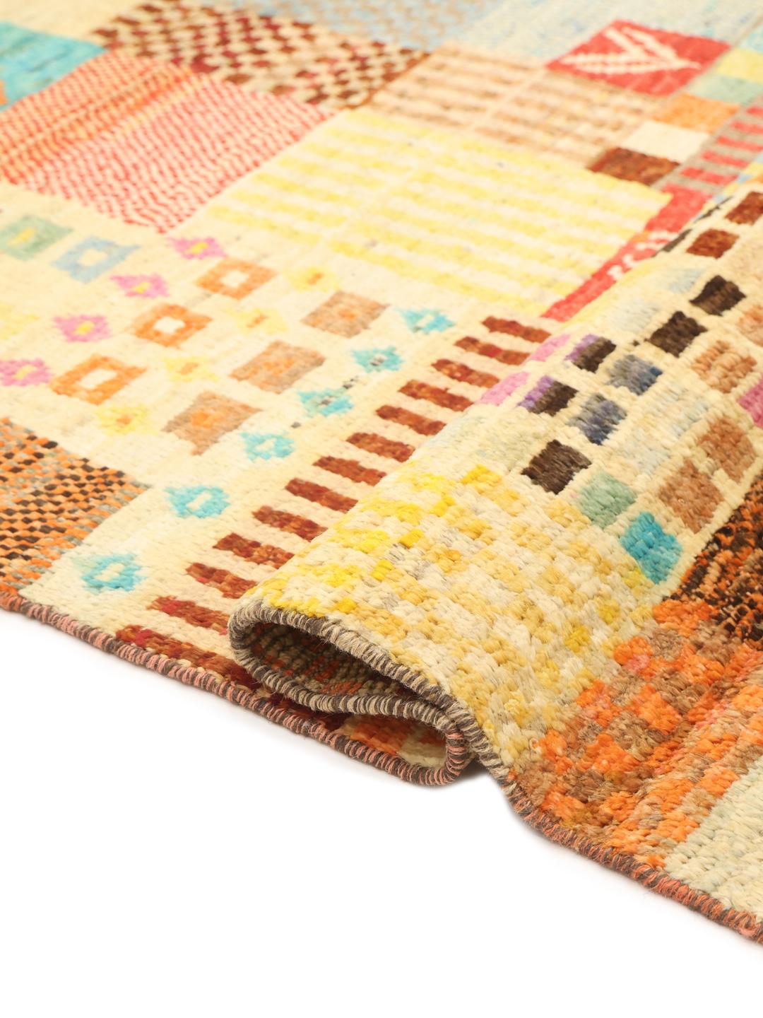 Een levendig, meerkleurig, handgeknoopt Berber-tapijt uit Afghanistan met geometrische blokken.