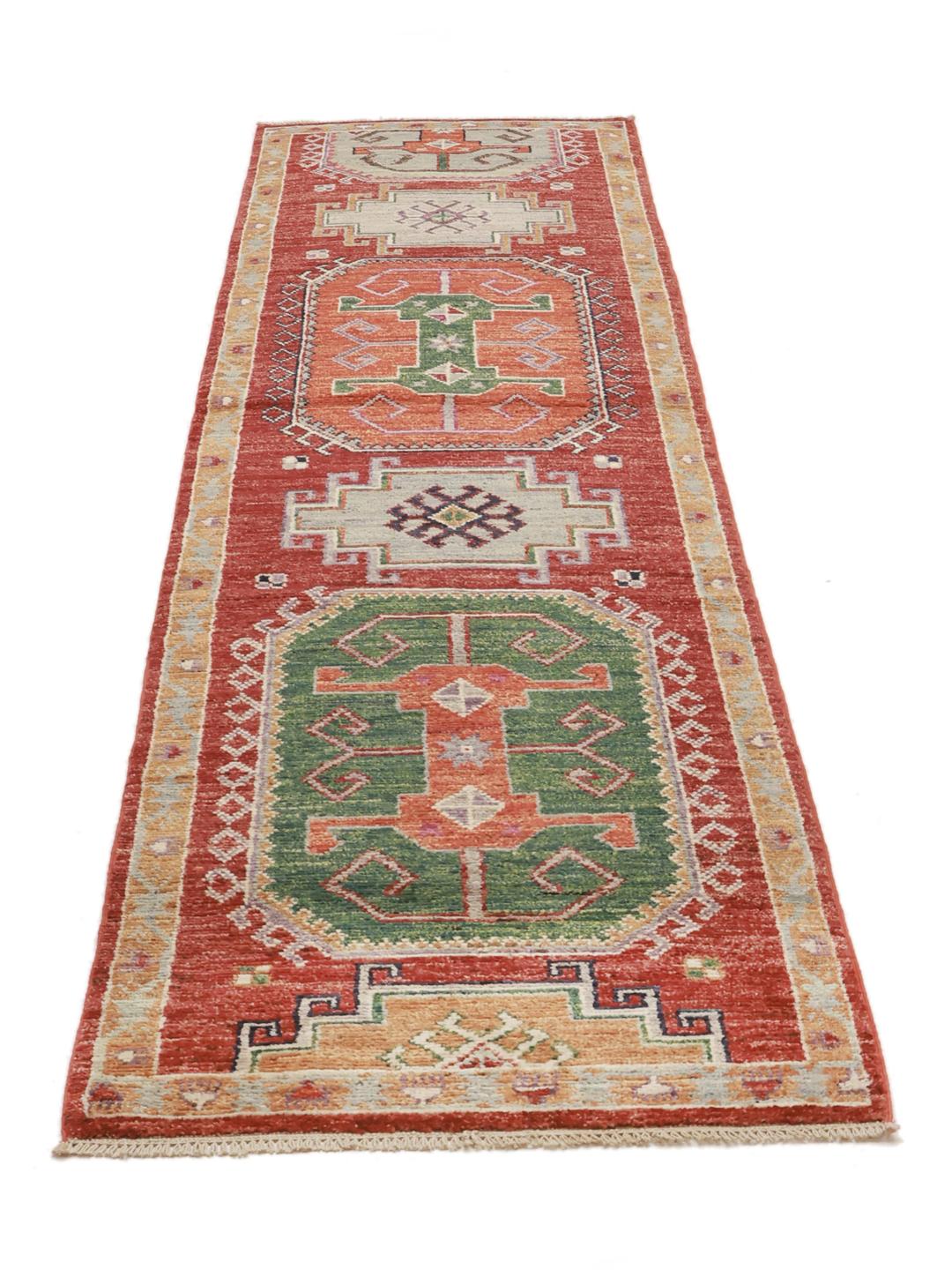 Handgeknoopte Kazak loper uit Afghanistan met levendige rode, groene en beige geometrische patronen.