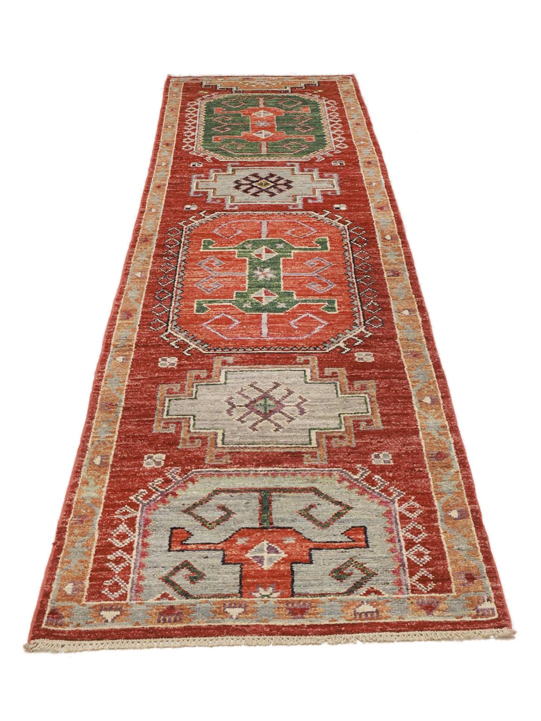 Handgeknoopte Kazak loper uit Afghanistan met levendige rode, groene en beige geometrische patronen.
