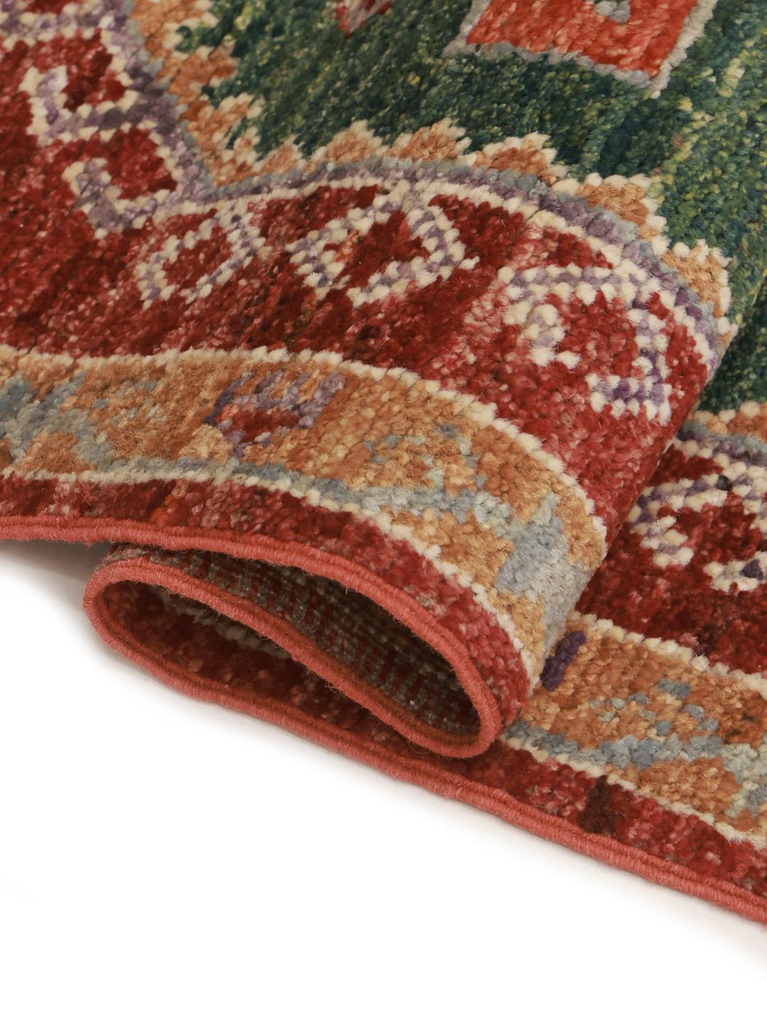 Handgeknoopte Kazak loper uit Afghanistan met levendige rode, groene en beige geometrische patronen.