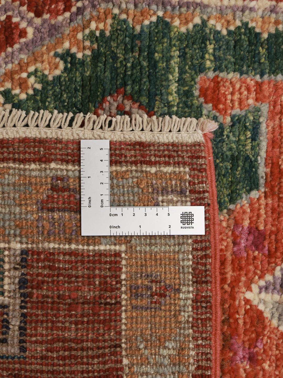 Handgeknoopte Kazak loper uit Afghanistan met levendige rode, groene en beige geometrische patronen.