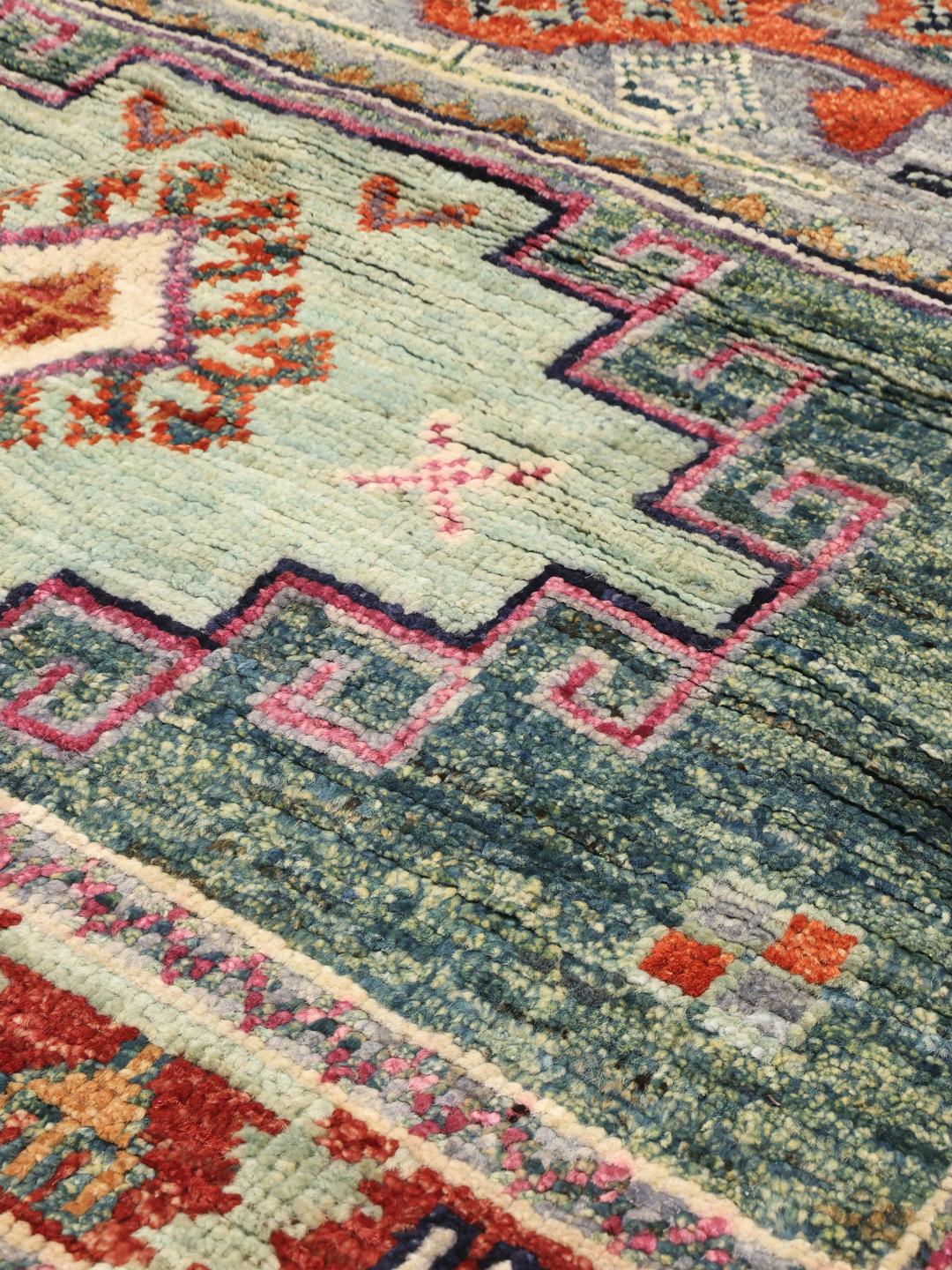 Alfombra anudada a mano de Afganistán con motivos geométricos azules y rojos