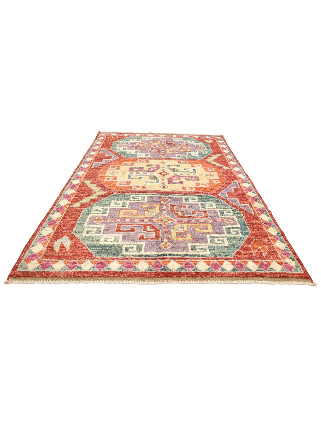 Un covor Kazak vibrant înnodat manual din Afganistan cu modele geometrice îndrăznețe din lână multicoloră.