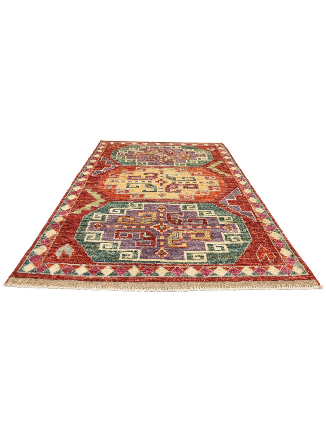 Un covor Kazak vibrant înnodat manual din Afganistan cu modele geometrice îndrăznețe din lână multicoloră.
