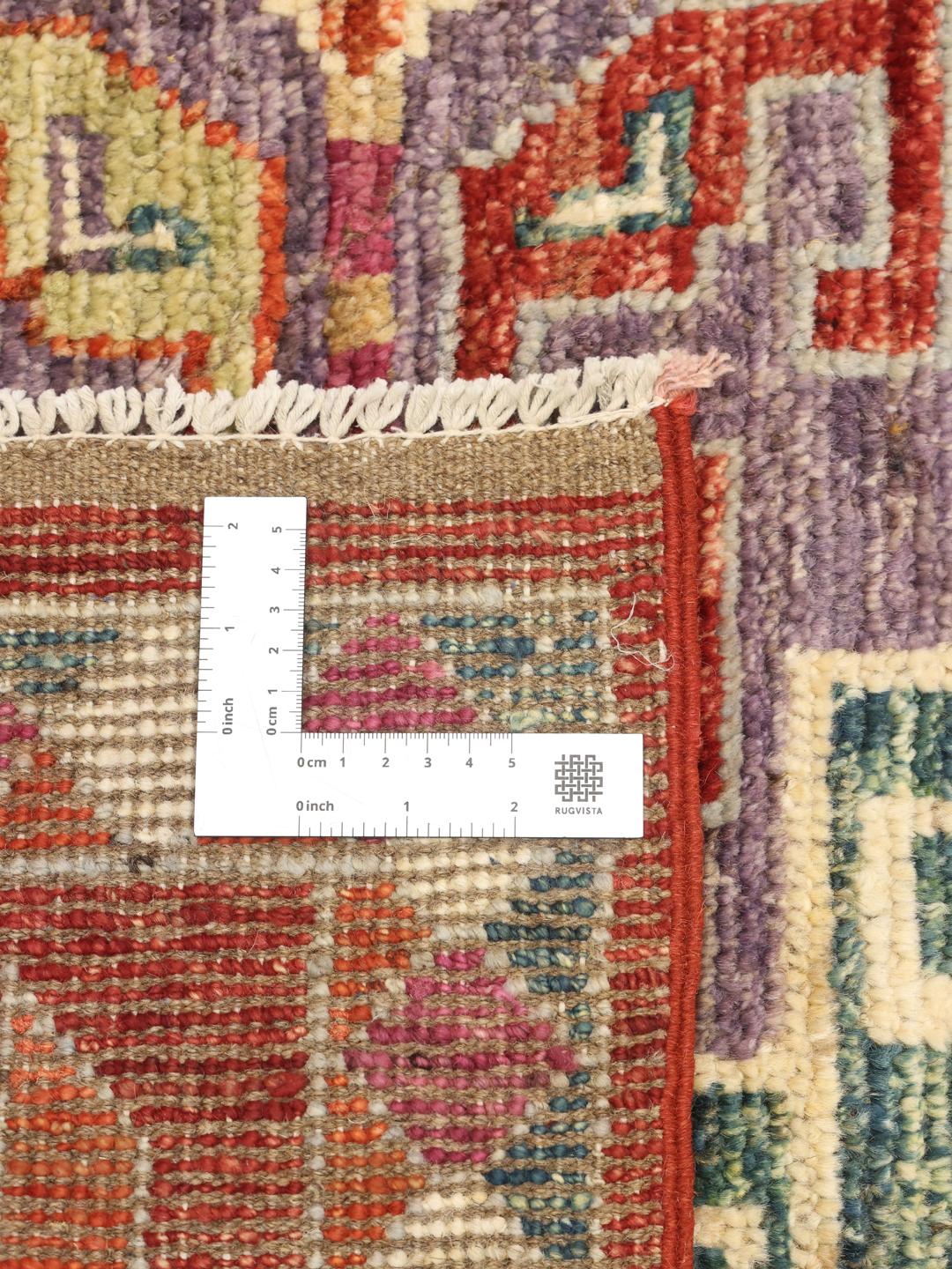 Un covor Kazak vibrant înnodat manual din Afganistan cu modele geometrice îndrăznețe din lână multicoloră.