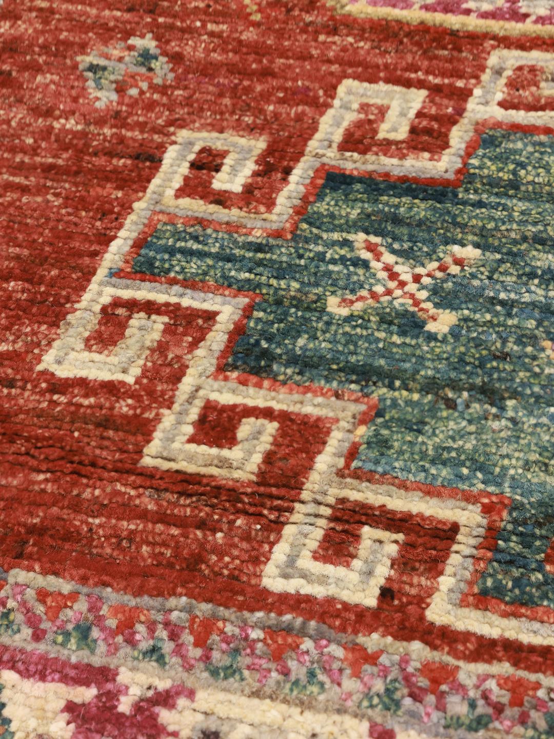 Handgeknüpfter Kazak-Teppich aus dem Nahen Osten mit rotem Feld und geometrischen Motiven