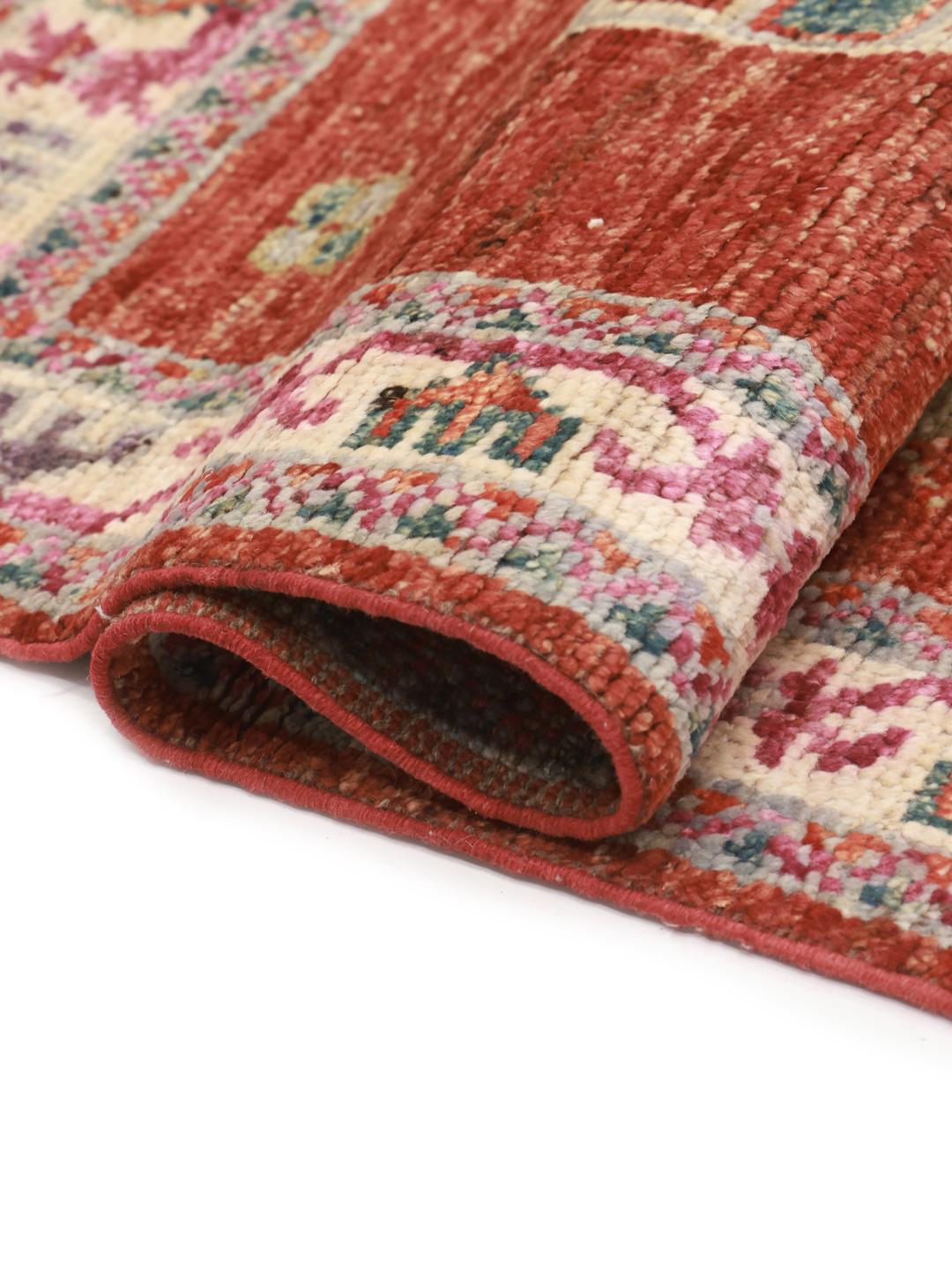 Handgeknüpfter Kazak-Teppich aus dem Nahen Osten mit rotem Feld und geometrischen Motiven