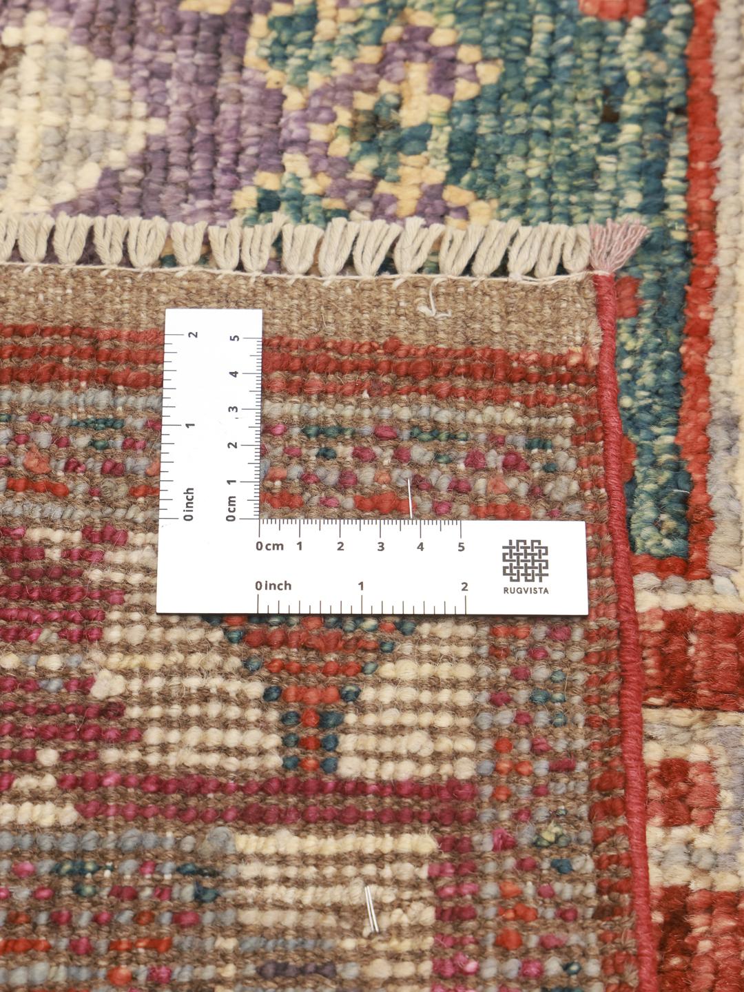 Handgeknüpfter Kazak-Teppich aus dem Nahen Osten mit rotem Feld und geometrischen Motiven