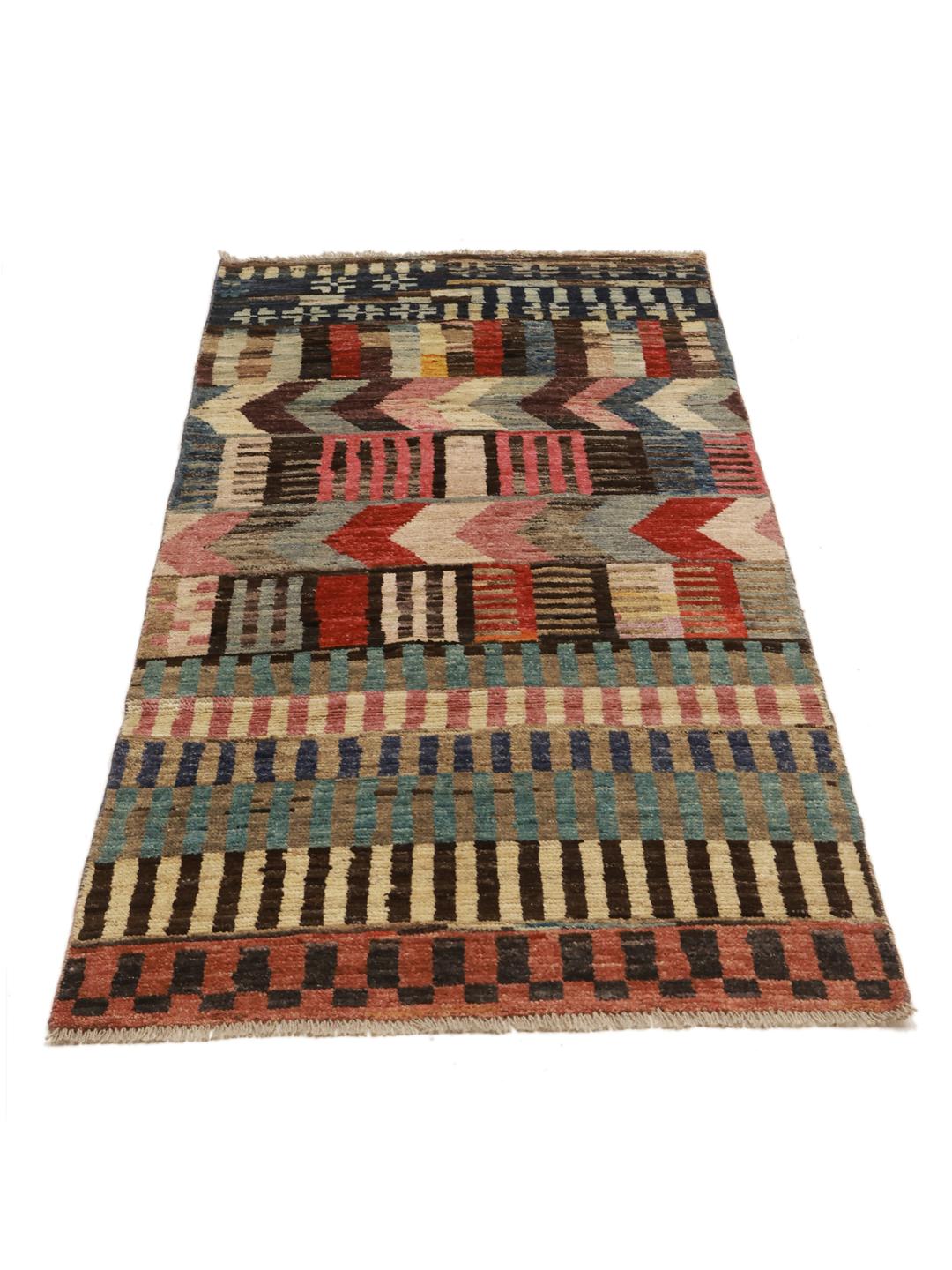 Un tapis couloir afghan vibrant et unique présentant des motifs géométriques multicolores et des bandes de rayures.