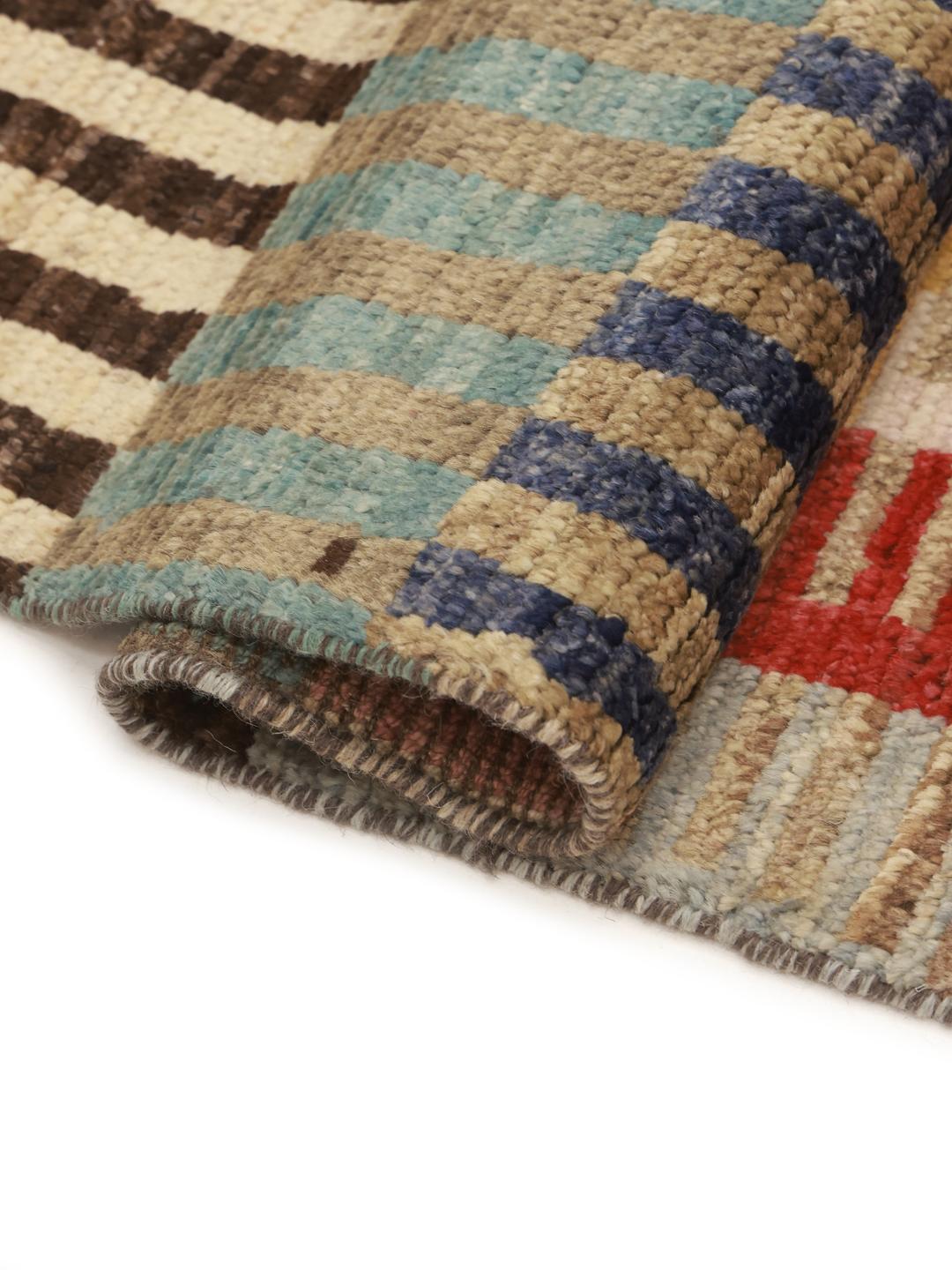 Un tapis couloir afghan vibrant et unique présentant des motifs géométriques multicolores et des bandes de rayures.