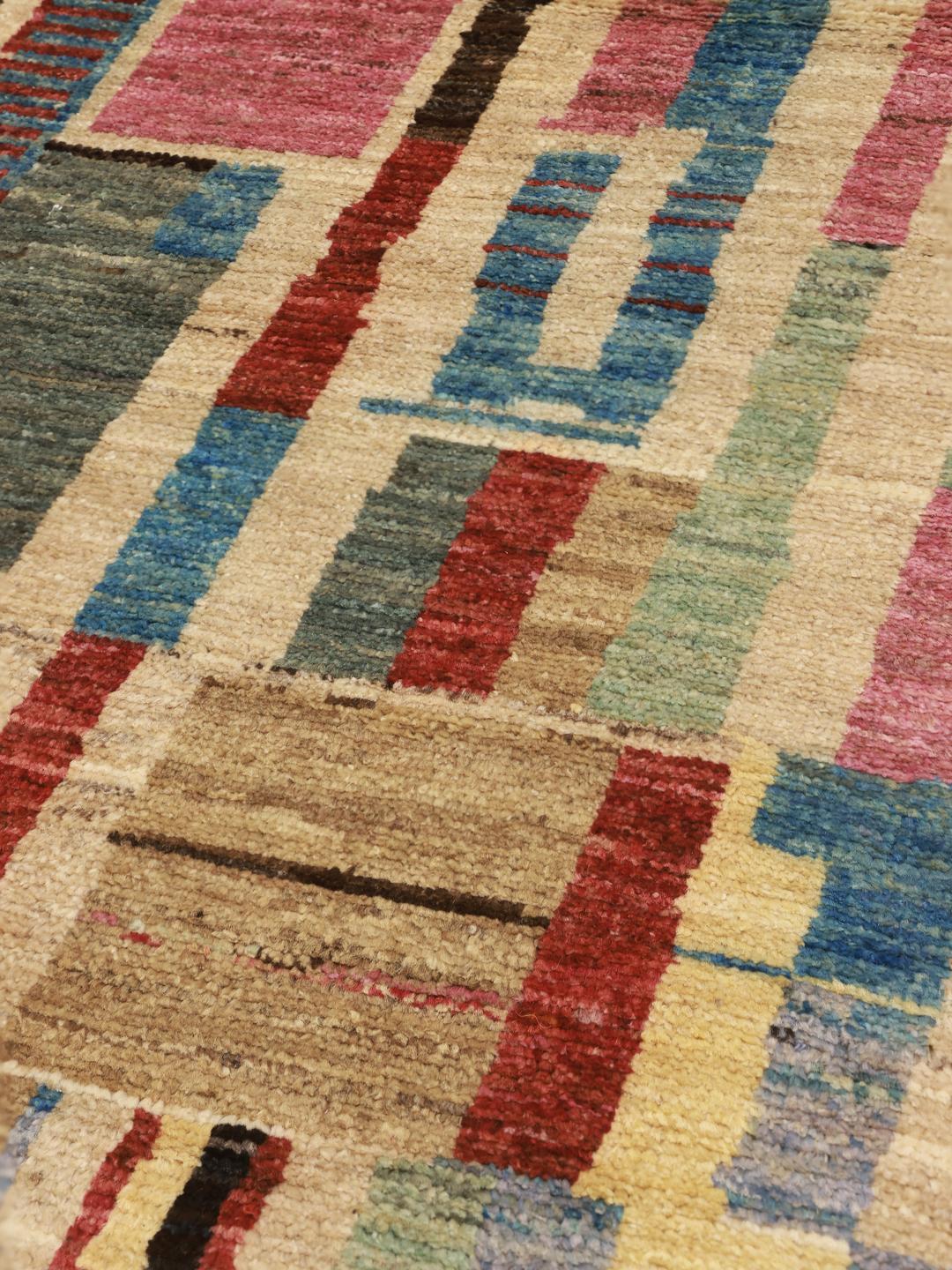 Tapis long afghan noué à la main avec un motif géométrique multicolore vibrant