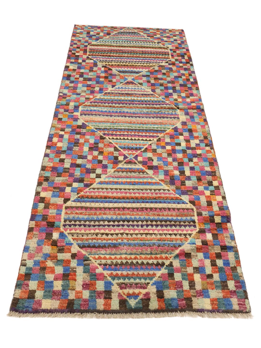 Een levendige handgemaakte wollen loper uit Afghanistan met een kleurrijk dambordpatroon en ruitmotieven.