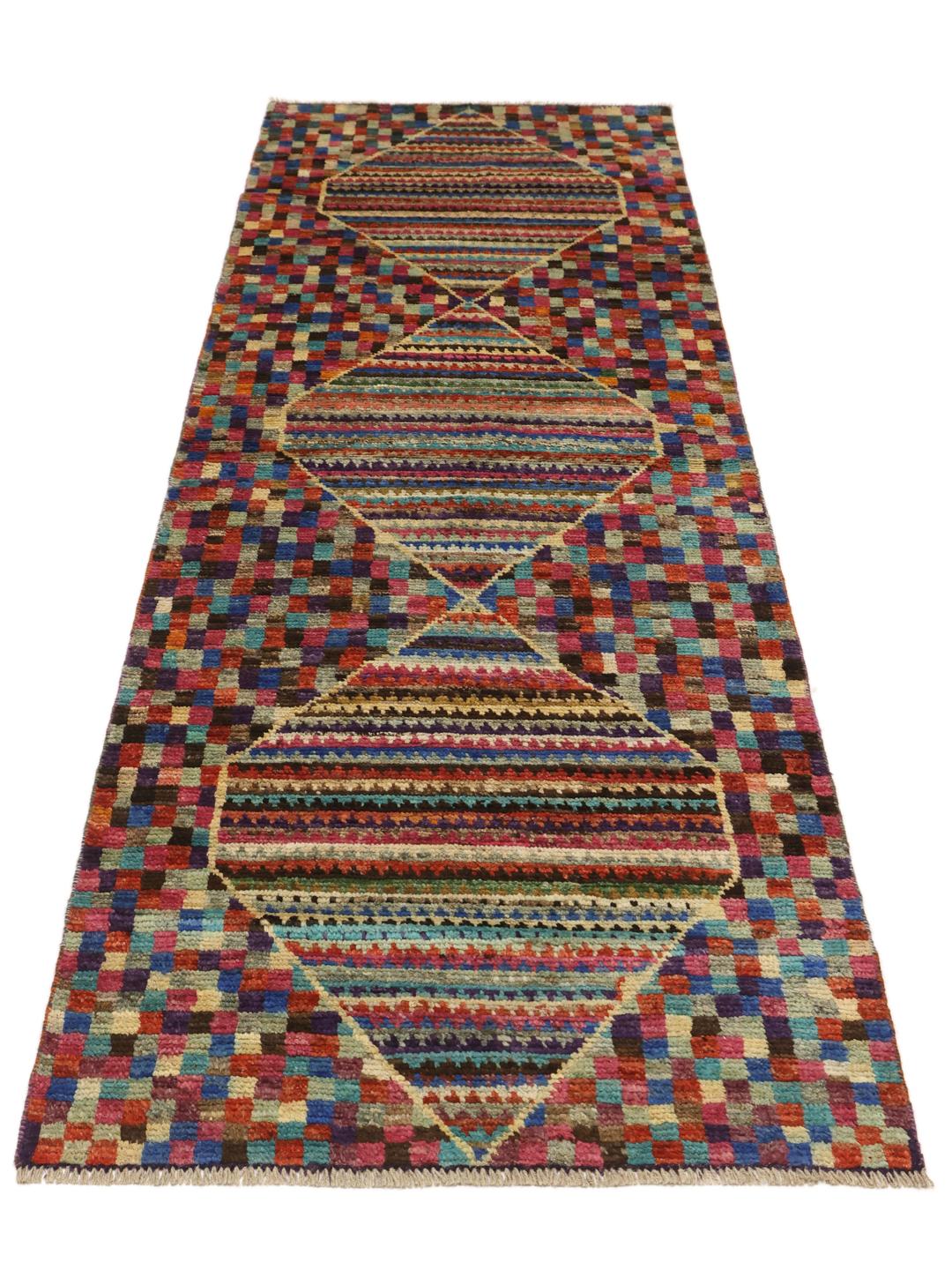 Een levendige handgemaakte wollen loper uit Afghanistan met een kleurrijk dambordpatroon en ruitmotieven.