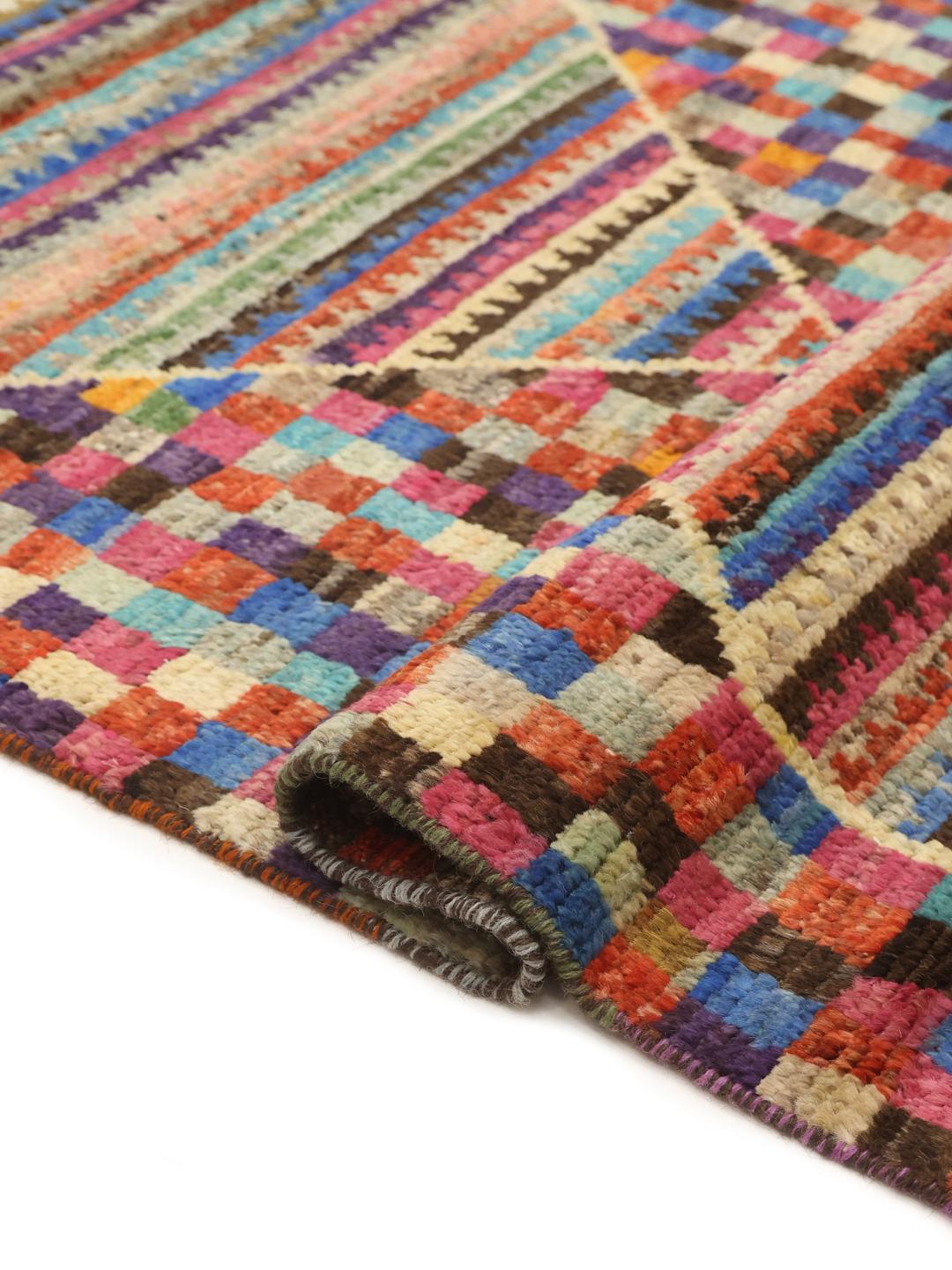 Een levendige handgemaakte wollen loper uit Afghanistan met een kleurrijk dambordpatroon en ruitmotieven.