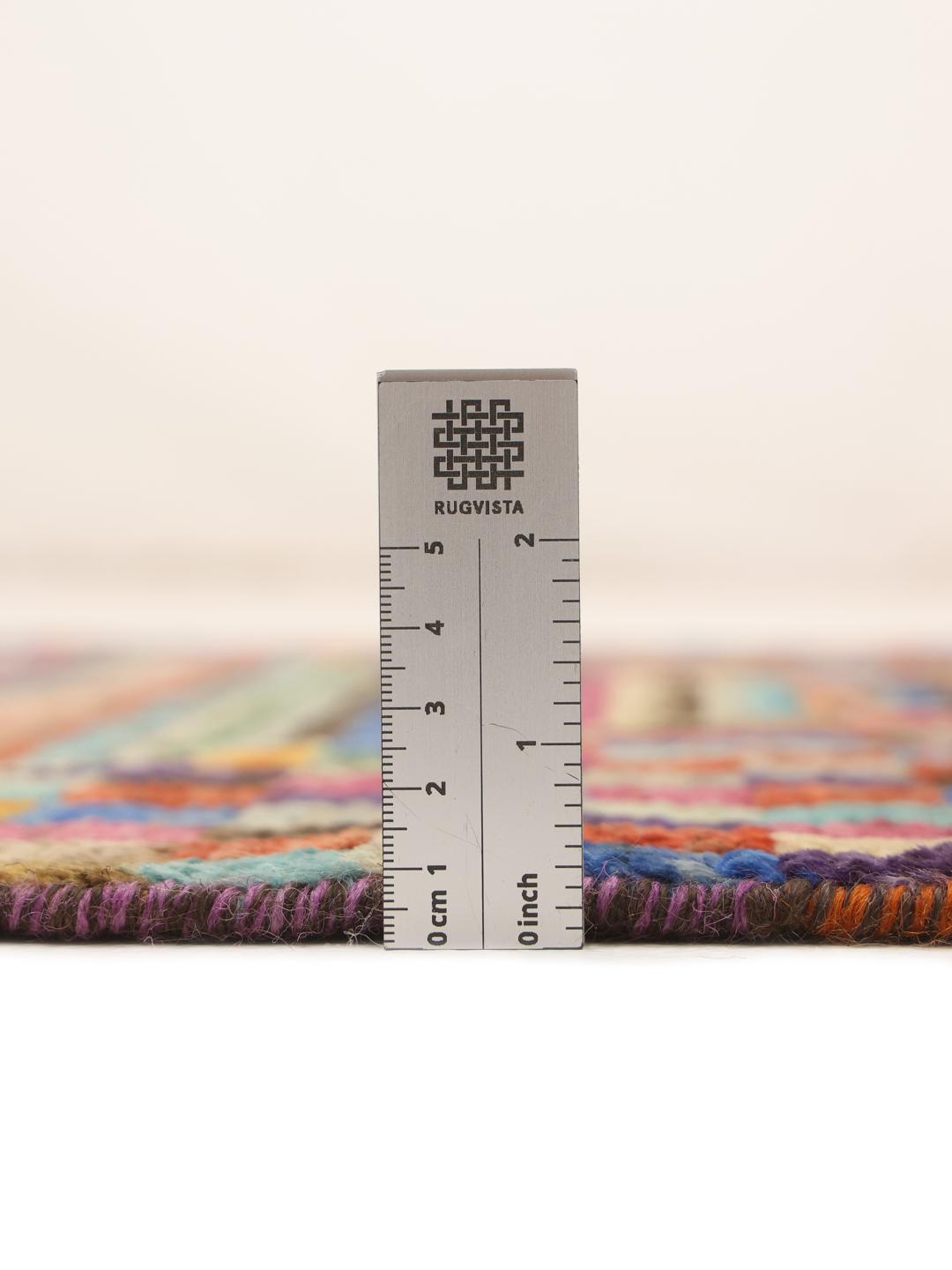 Een levendige handgemaakte wollen loper uit Afghanistan met een kleurrijk dambordpatroon en ruitmotieven.