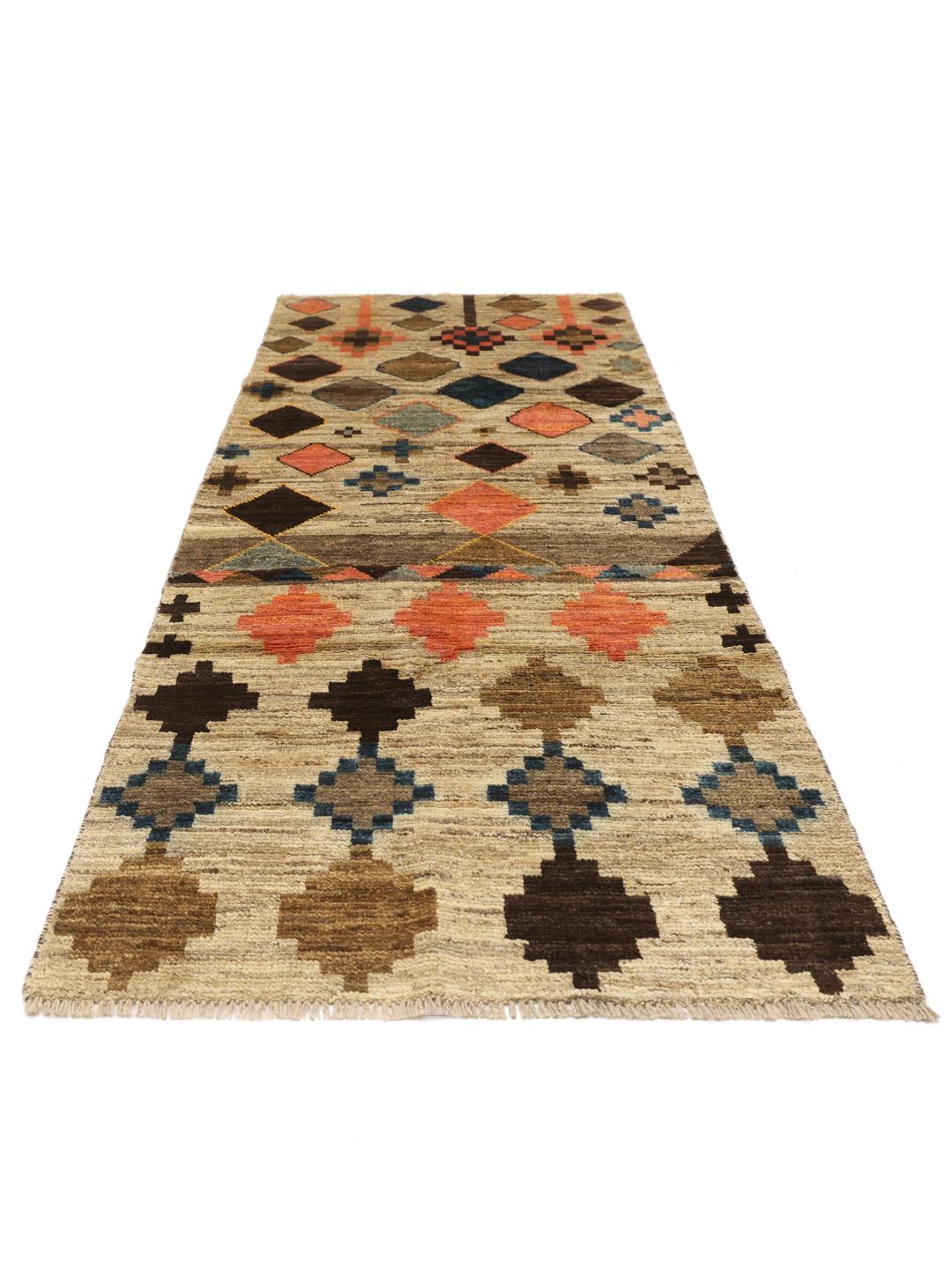 Håndknyttet afghansk løber med farverige geometriske diamantmønstre på en beige baggrund