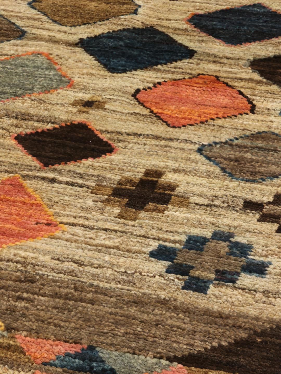 Håndknyttet afghansk løber med farverige geometriske diamantmønstre på en beige baggrund