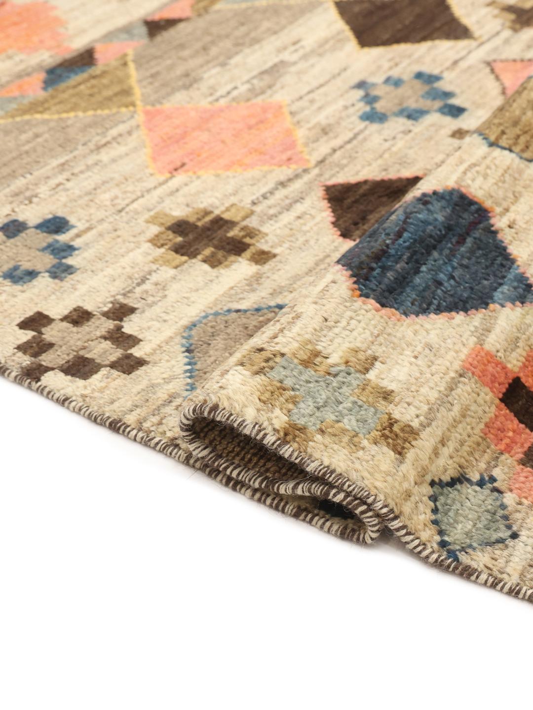 Håndknyttet afghansk løber med farverige geometriske diamantmønstre på en beige baggrund