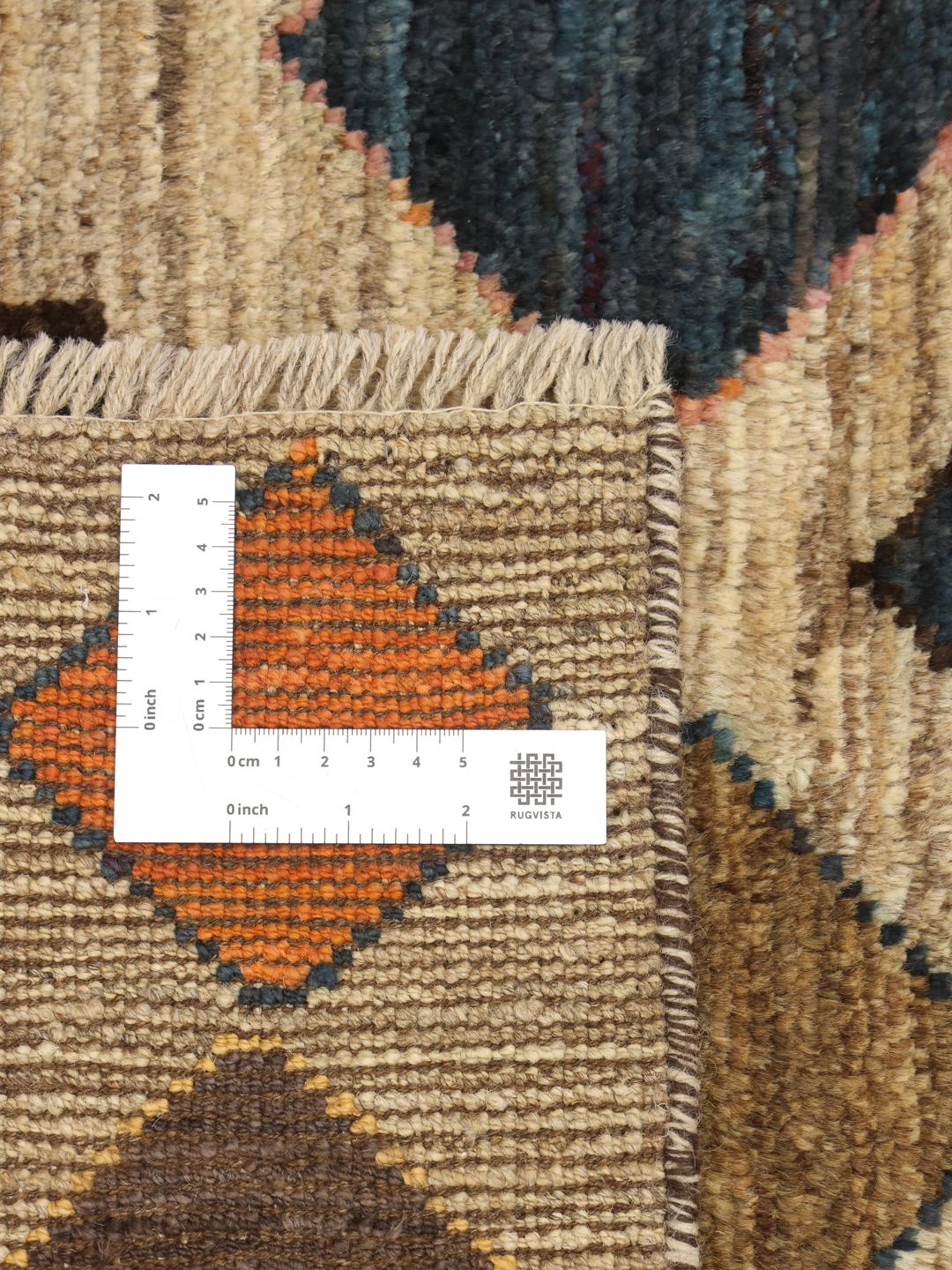 Håndknyttet afghansk løber med farverige geometriske diamantmønstre på en beige baggrund