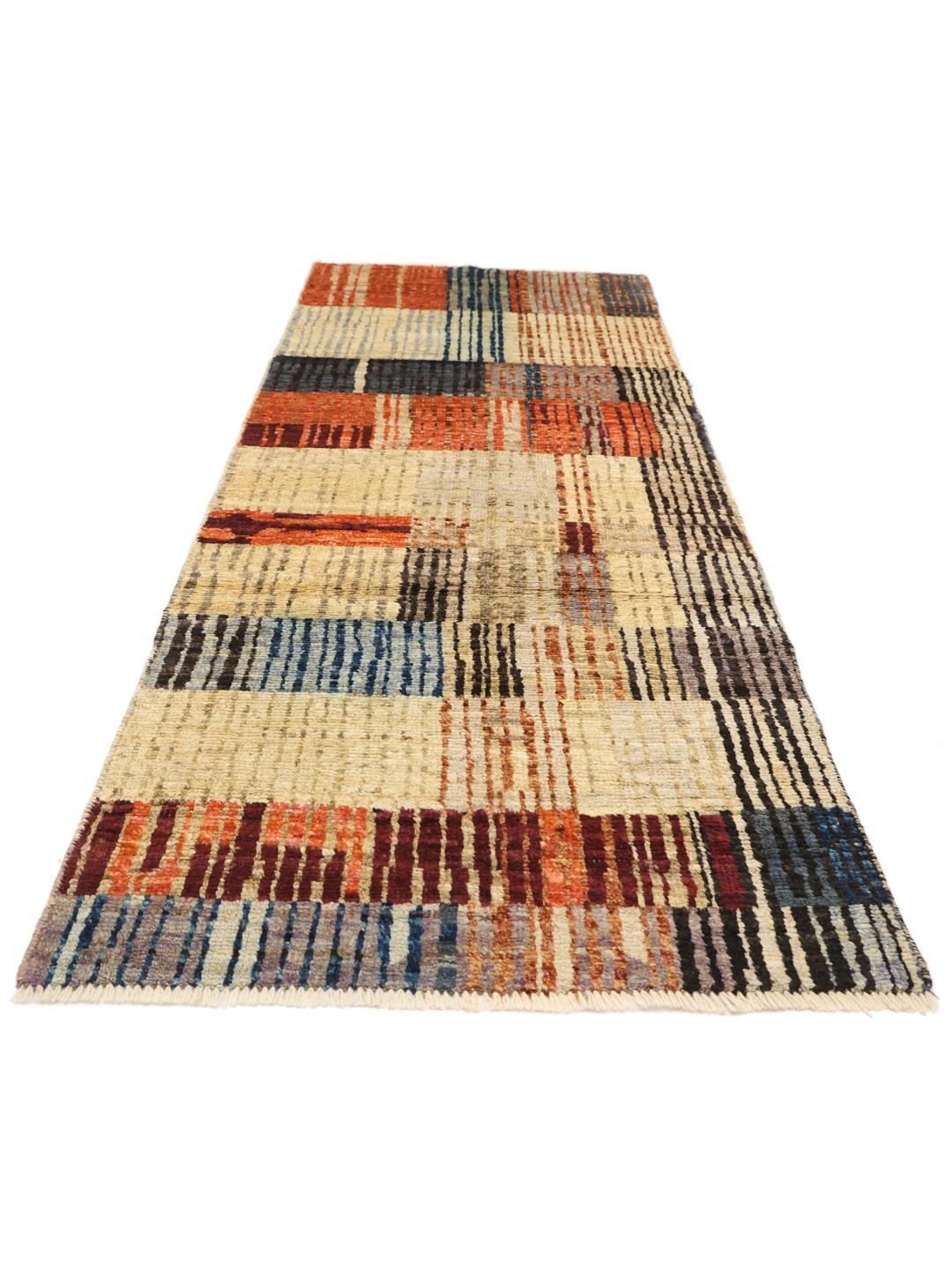 Een levendige, handgeknoopte loper uit Afghanistan met een kleurrijk geometrisch blokpatroon.