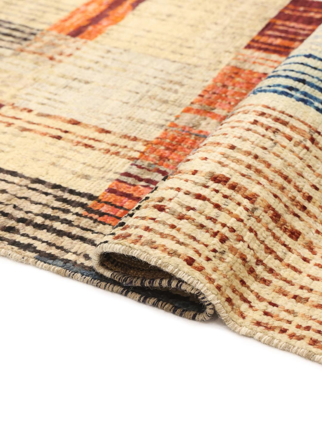 Een levendige, handgeknoopte loper uit Afghanistan met een kleurrijk geometrisch blokpatroon.
