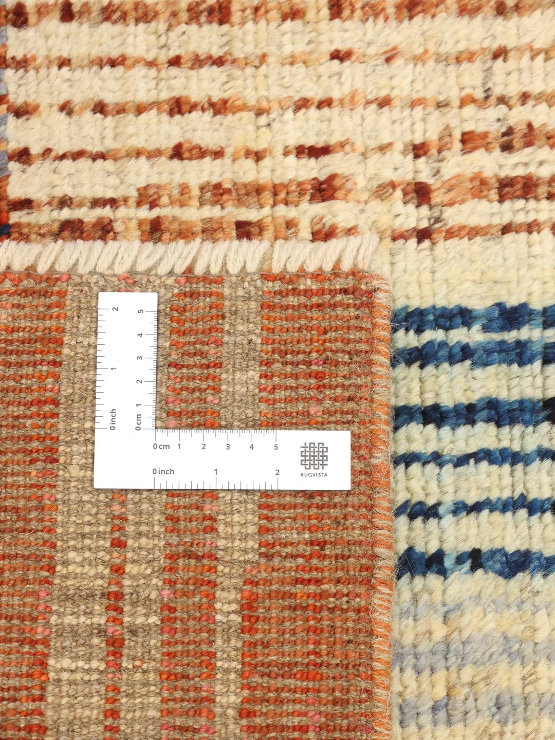 Een levendige, handgeknoopte loper uit Afghanistan met een kleurrijk geometrisch blokpatroon.