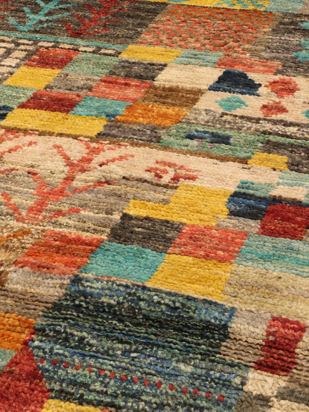 Tapis long coloré noué à la main provenant d'Afghanistan avec un design patchwork géométrique