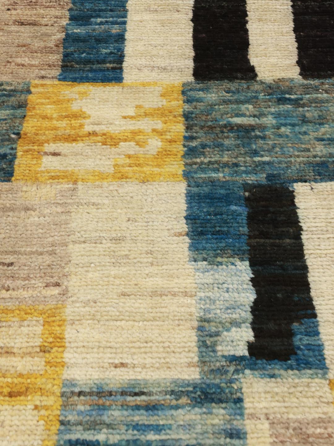 Tapis long noué à la main en provenance du Moyen-Orient avec un motif géométrique coloré en bleu, jaune et noir