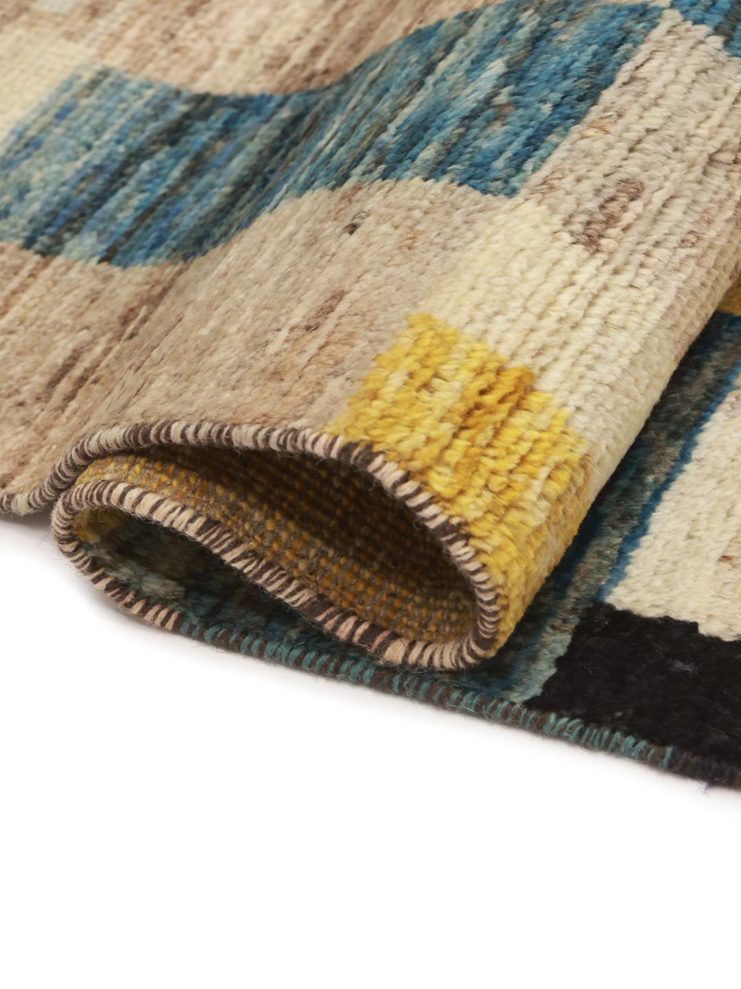 Tapis long noué à la main en provenance du Moyen-Orient avec un motif géométrique coloré en bleu, jaune et noir