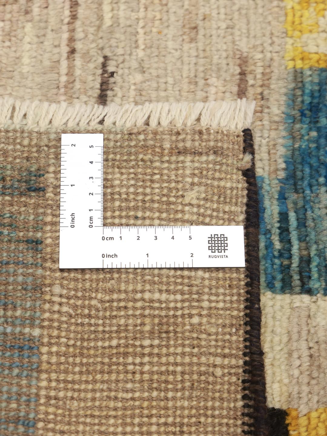 Tapis long noué à la main en provenance du Moyen-Orient avec un motif géométrique coloré en bleu, jaune et noir