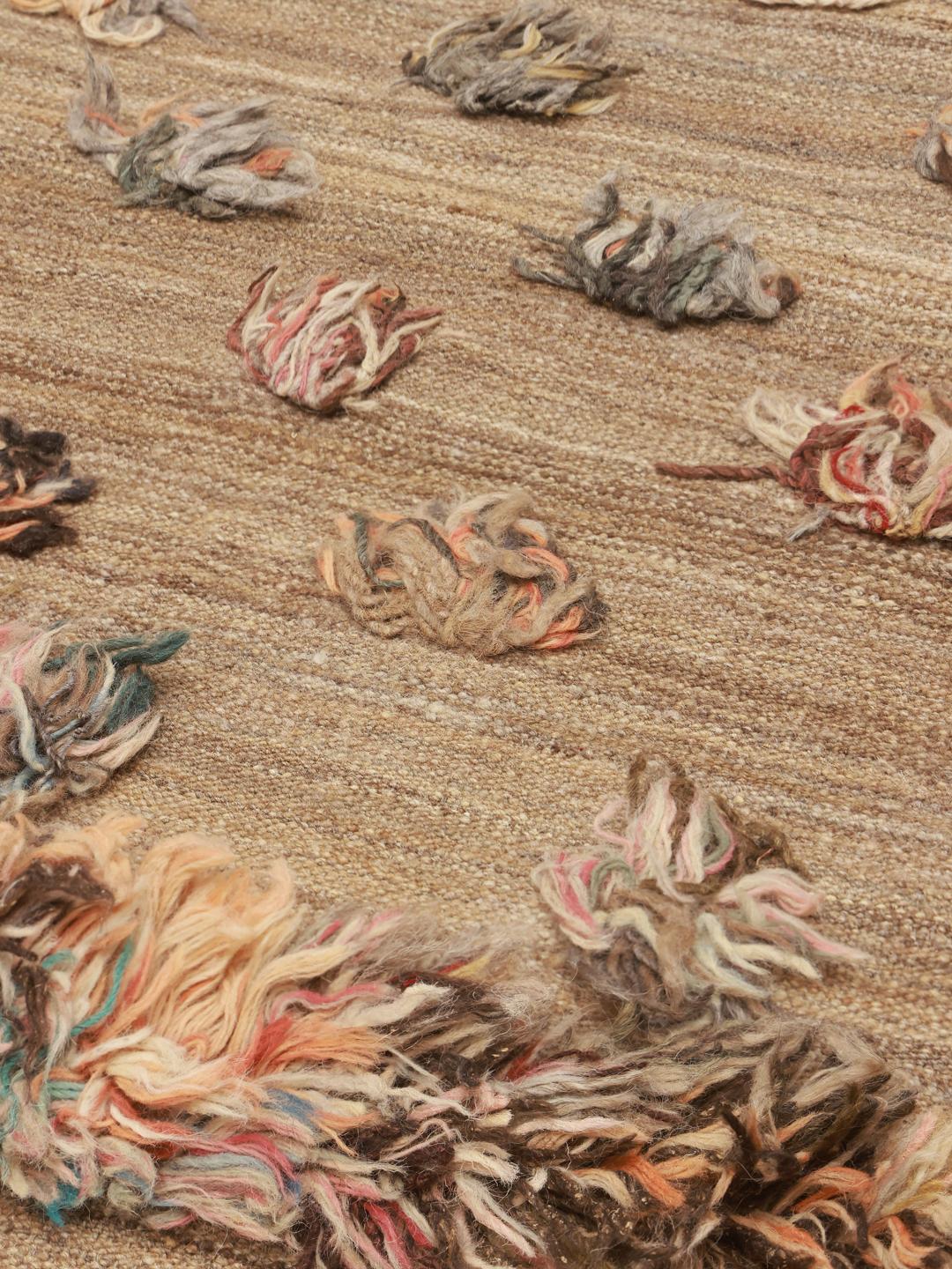 Handgeweven Afghaans Kelim Nimbaft-kleed in beige met veelkleurige wollen plukjes