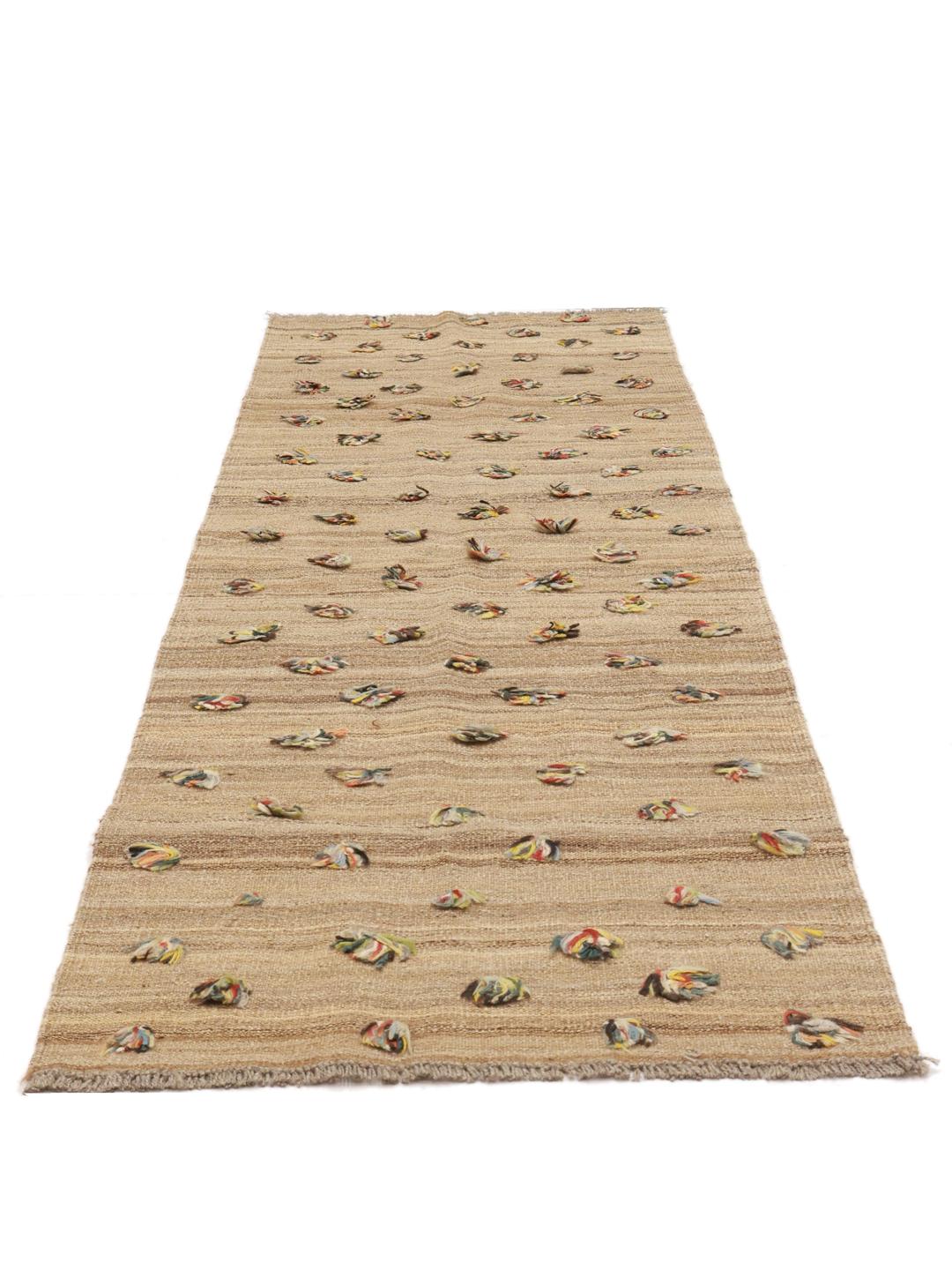 Handgeweven Kelim loper uit het Midden-Oosten met een beige basis en verspreide veelkleurige wollen accenten