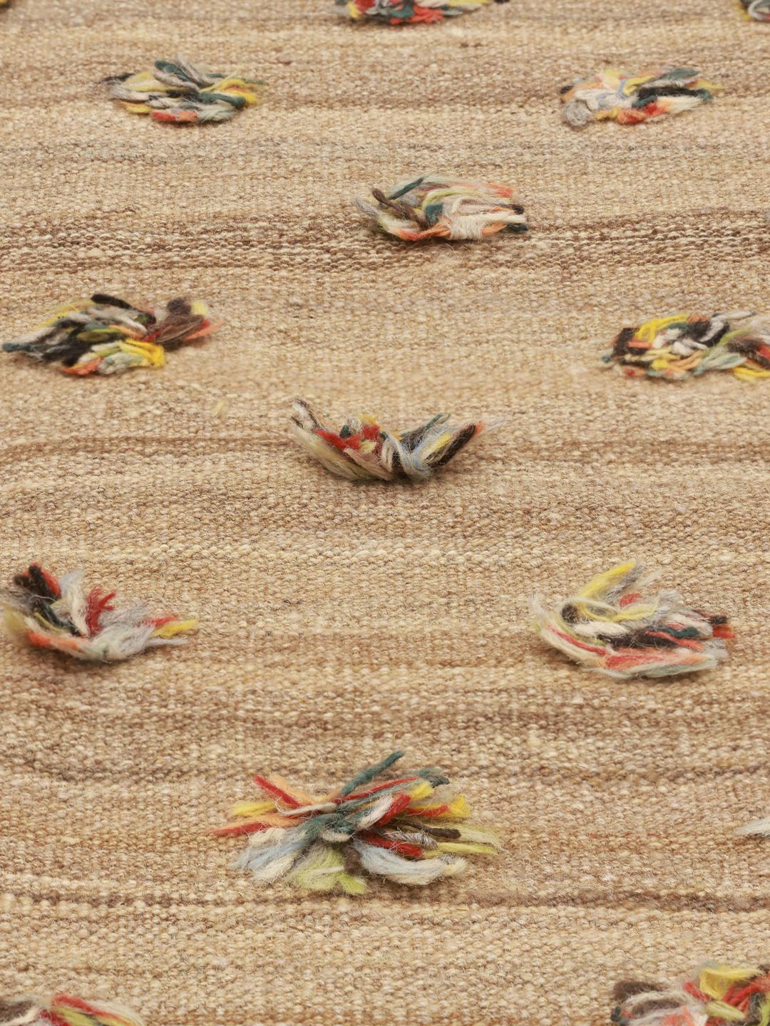 Handgeweven Kelim loper uit het Midden-Oosten met een beige basis en verspreide veelkleurige wollen accenten